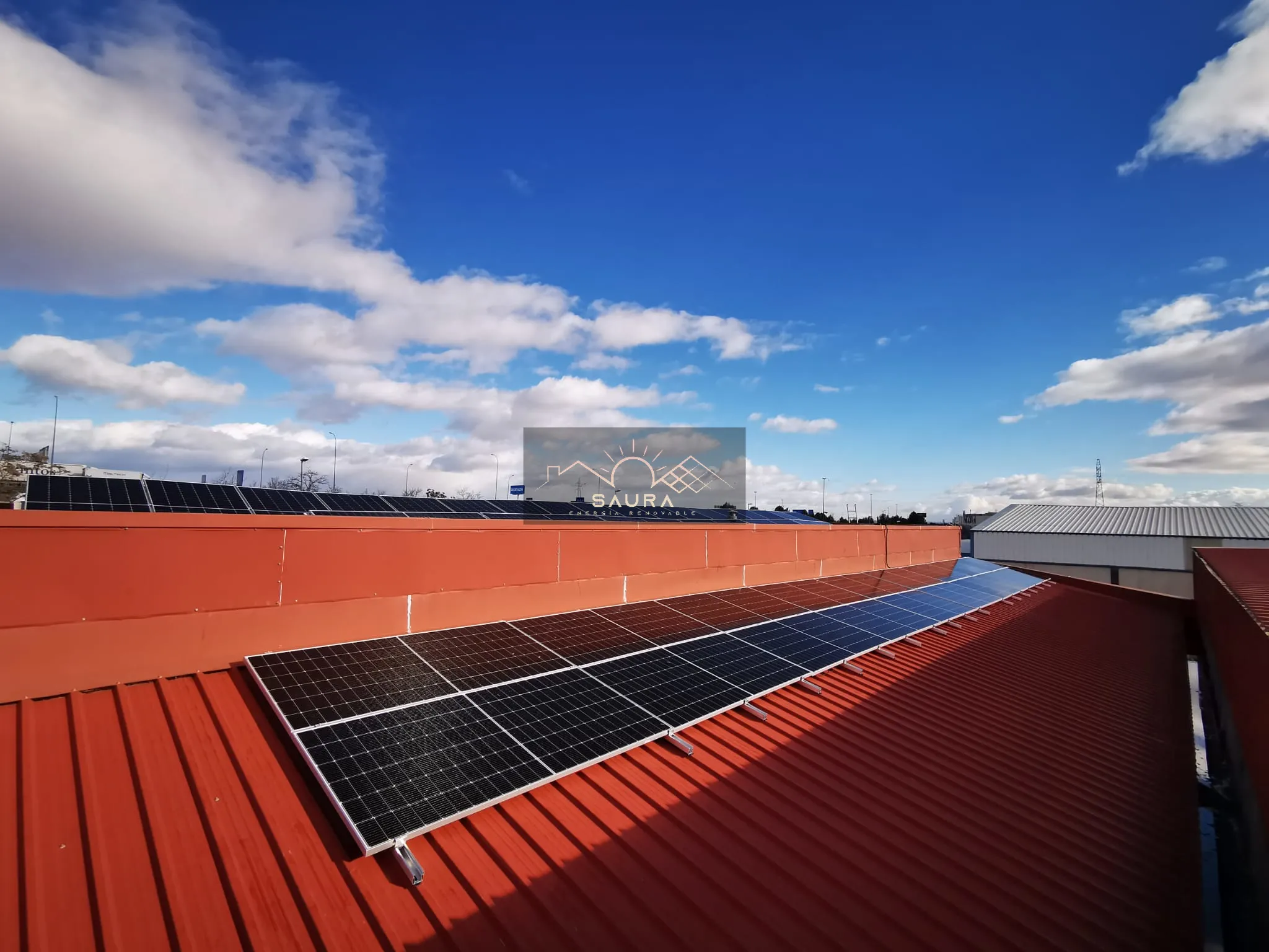Placas solares instaladas en nave industrial